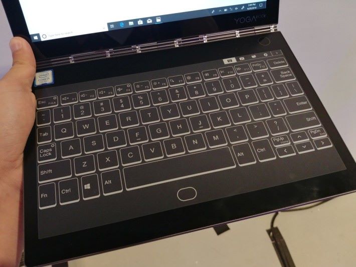 E-Ink 電子紙屏幕可化作鍵盤使用，只是打字時缺乏手感。