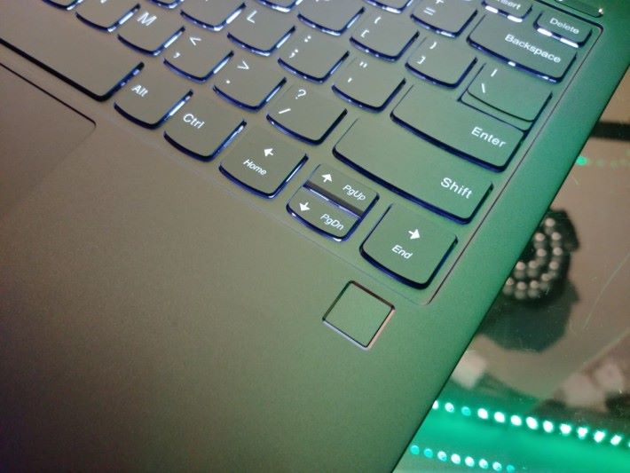 鍵盤右下方提供指紋識別，可以保護用戶的個人私隱。