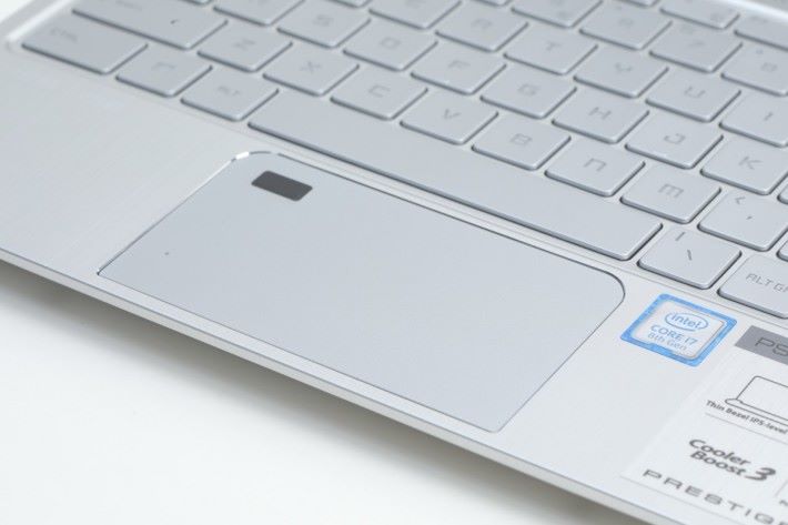 TouchPad 左上角有指紋辨識感應器，可用Windows Hello 功能，免密碼一按登入系統。