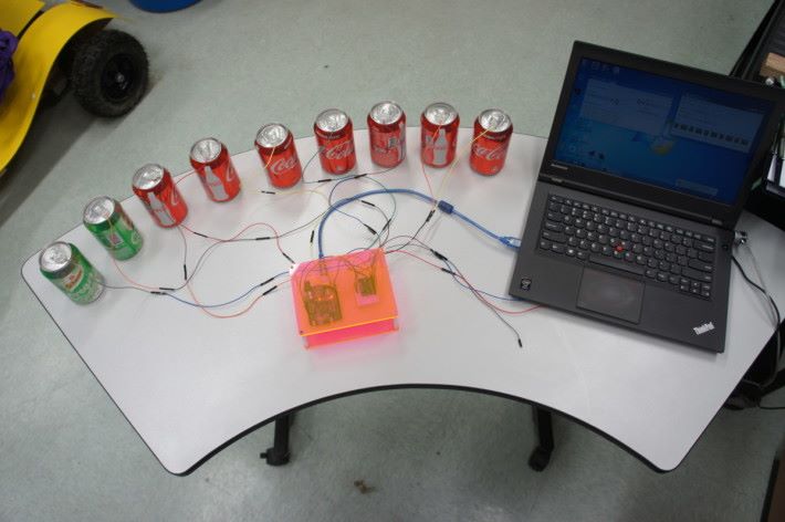 抽象如電子的概念，現在可通過圖中的汽水罐，讓學生理解電子流動過程。