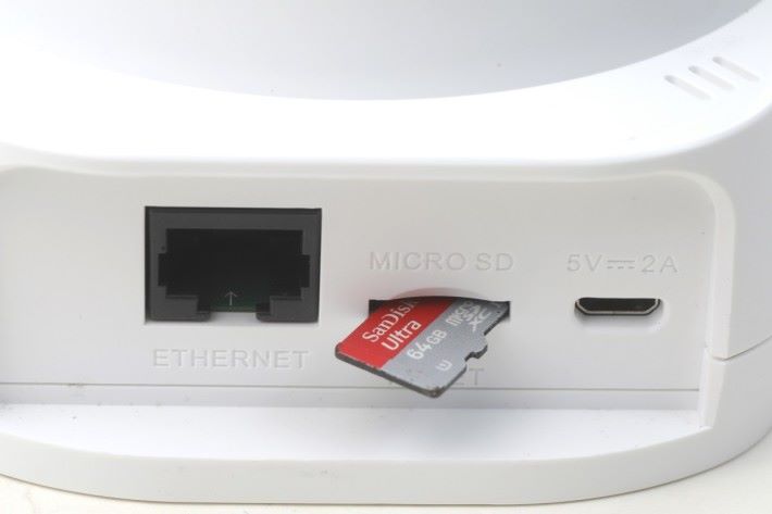 背面備有記憶卡插槽，鏡頭可利用 Wi-Fi 連接網絡，也可以通過 LAN 作有線接駁。