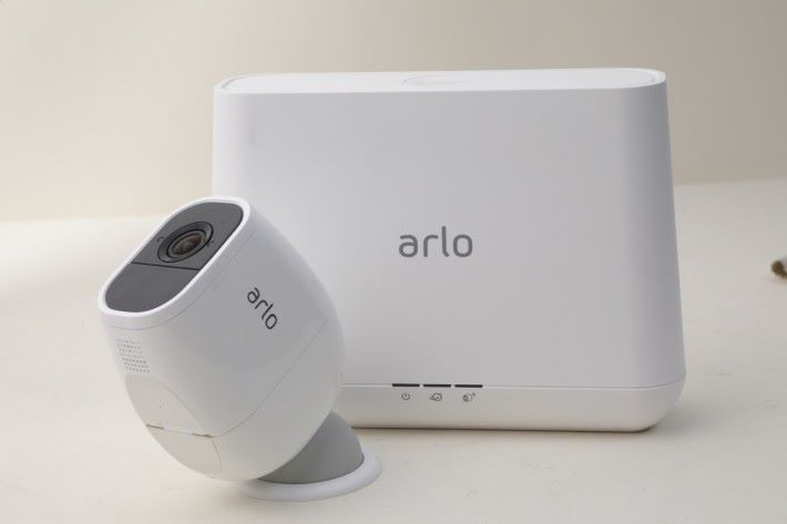 Arlo Pro 2 是以套裝形式發售，鏡頭可透過球狀磁力底座，輕鬆安裝於牆身或天花位置。