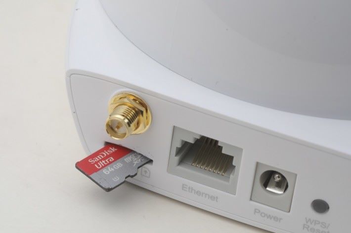 鏡頭背面設有記憶卡槽，也有 LAN 端子可連接有線網絡。