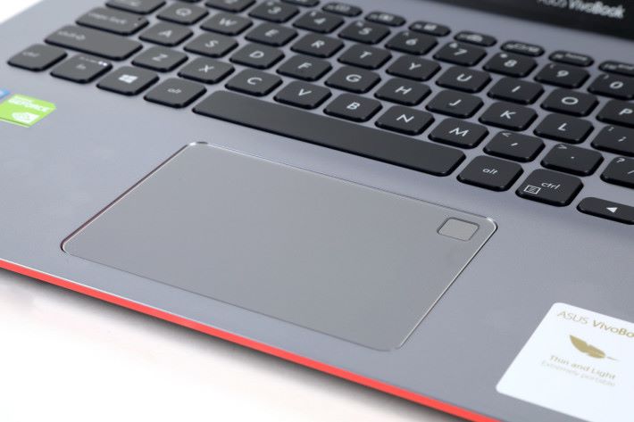 大面積的 TouchPad 方便用戶操作，右上角更有指紋識別，可以一按進行解鎖。