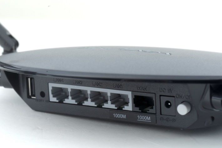 具備 1 個 Gigabit LAN 埠和 3 個 100Mbps LAN 埠。