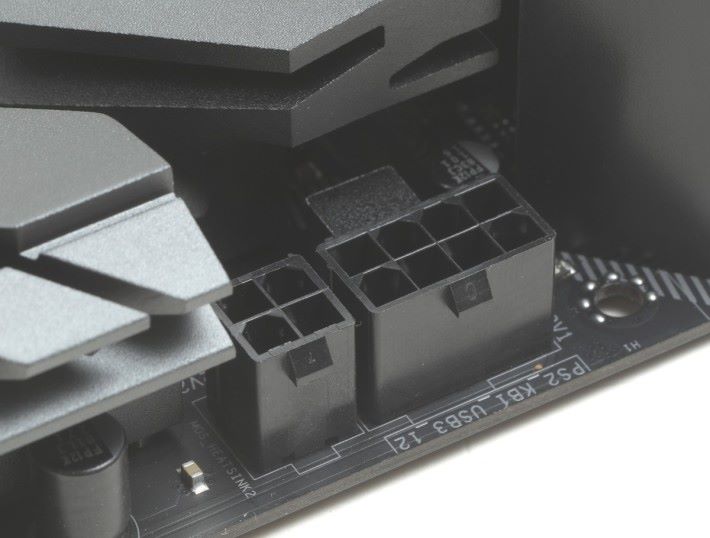 ASRock Z390 Taichi Ultimate/Z390 Extreme 4 採用了 6+8-pin 供電設計