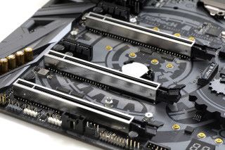 三條 PCI-E x16 插槽均加入金屬保護套，更加耐用。