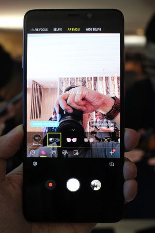 Galaxy A9 也加入了 AR Emoji 功能。