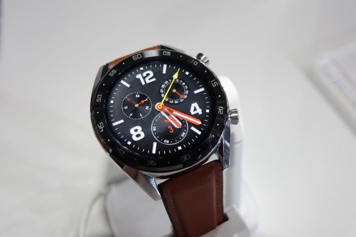 HUAWEI Watch GT 繼續使用圓形錶面，兩個按鍵放在右邊，而且錶身頗薄。