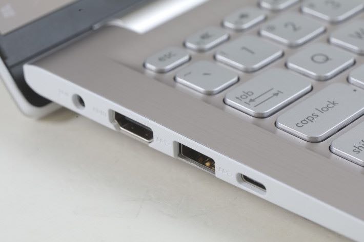 機身兩側提供一組 USB Type-C 及兩組標準USB端 子，足夠連接各款新舊周邊使用。