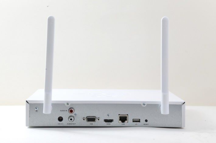 把滑鼠、LAN 線和屏幕駁到 NVR 機背便可。