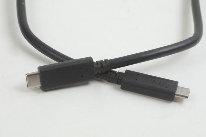 使用「SS10」標誌的 Type-C to Type-C 線，才能達至 USB 3.1 Gen 2 全速。