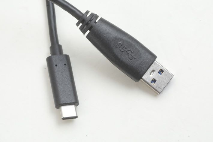 亦具備 USB 3.1 Gen 1 5Gbps Type-C to Type-A 線。