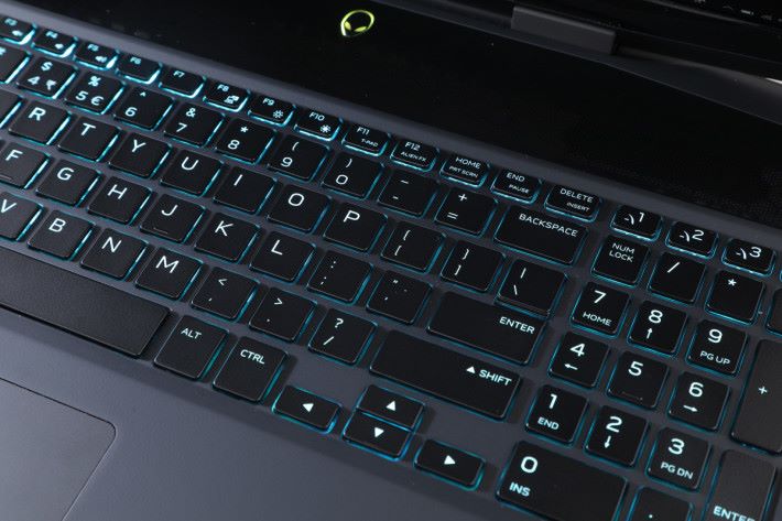 Alienware m15 的鍵盤備有 AlienFX 燈光，方便昏暗環境中打機，數字鍵盤上方更有快捷鍵，可迅速切換自訂設定。