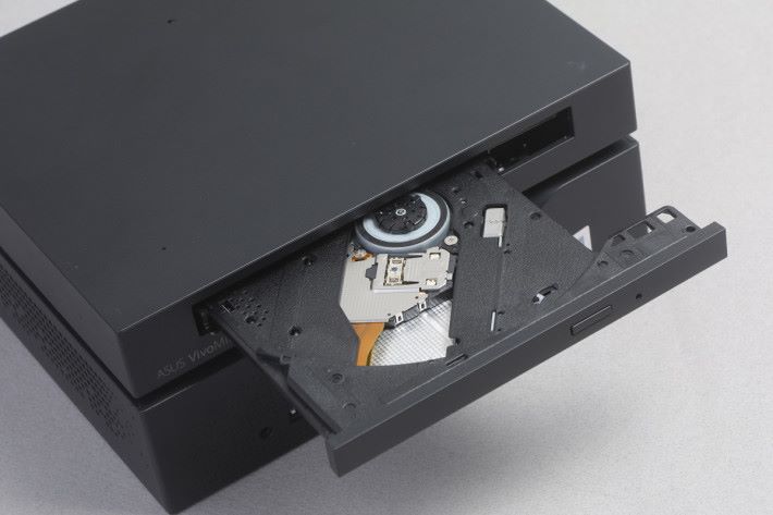 VivoMini VC66-C 的機頂可選配 DVD RW 光碟機，如果有需要也可拆開換成Bluray Combo 光碟機。