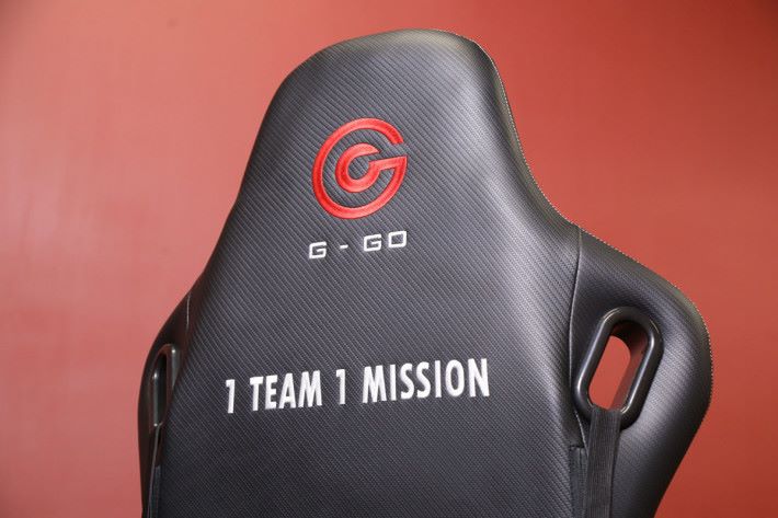 背面印有「1 Team 1 Mission」的口號突顯電競玩家個性。