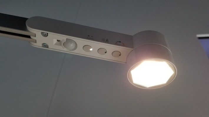 燈頭下方有多個按鍵，LED 燈本身提供超過 1000 lux的亮度。