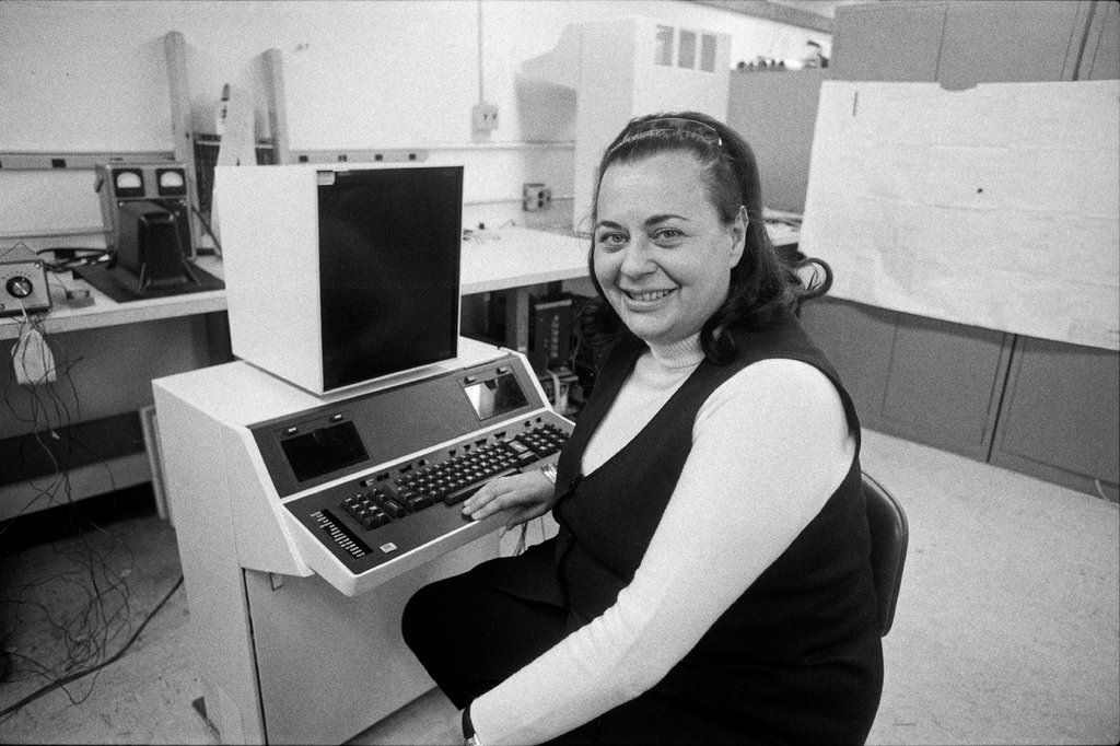Evelyn Berezin 與她所發明的 Data Secretary 
