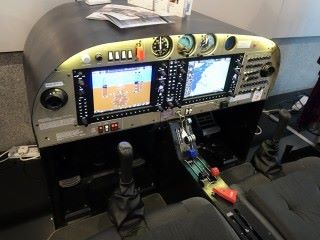 Aerosim（HK）Limited的方案根據真實型號飛機以一比一的比例設計模擬駕駛艙，實時收集駕駛數據，作改善技駕駛訓練之用。