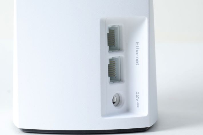 具備兩個 Gigabit WAN/LAN 埠，可任意選其中一個來連接寬頻線。