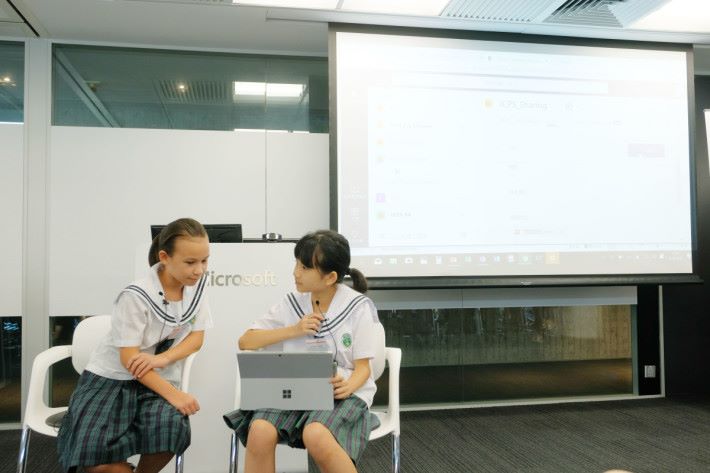 香港教育大學賽馬會小學的學生正進行示範。