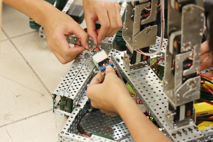 同學在製作機械人的過程中掌握工程相關的知識。