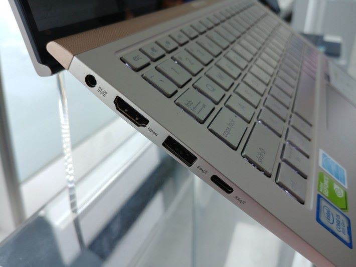全新 ZenBook 系列未有採用 USB Type-C 端子作充電，所以充電時仍需使用專用火牛。