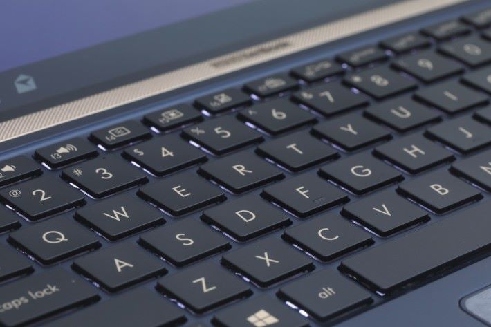 新款 ZenBook 13 採用符合人體工程學設計的鍵盤，使每次按鍵都能辨別和精確度。 同時使用方便在黑暗中打字的背光設計。