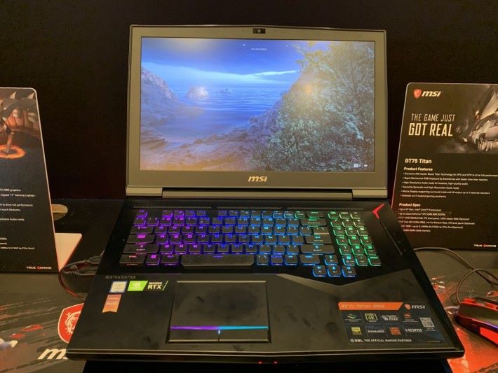 感覺 GT75 Titan 的 RGB 燈光較亮，與之前 GTX 10 系列一樣，都是連觸控板都有 RGB。