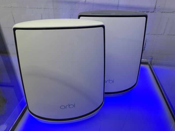 AX 制式的 Orbi Mesh Wi-Fi 均換上黑色邊框設計。