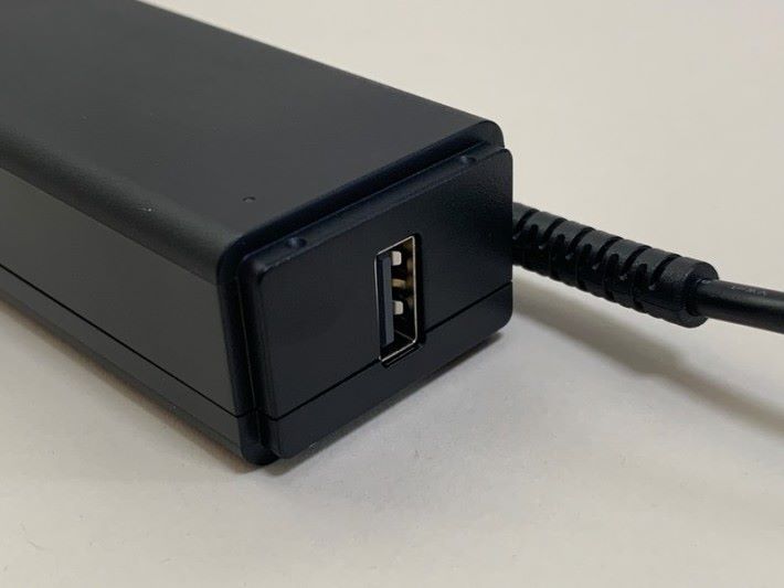 火牛有 5V 1A 的 USB 插口，可以為手機充電。