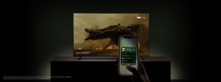 ．Apple iPhone 利用 AirPlay 將可以把聲音及畫面直接傳送到 Samsung Smart TV 產播放。
