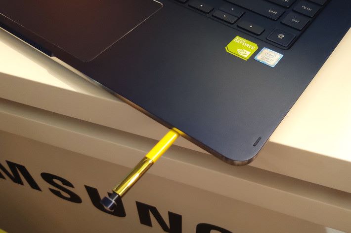 内置 S Pen，無須充電，除了可抄寫筆記及繪畫，更獨有 Voice Note with Pen 應用程式，可以讓用戶一邊錄音，一邊以 S Pen 書寫繪畫記錄。