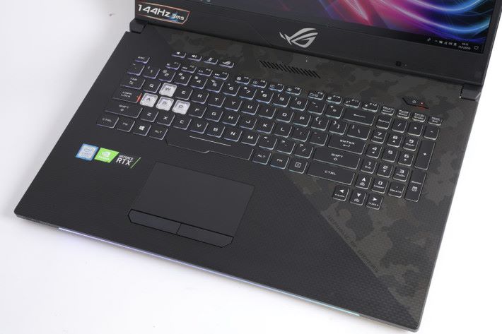 鍵盤設有四個可自訂 RGB 背光區，自訂專屬獨一無二的燈效。