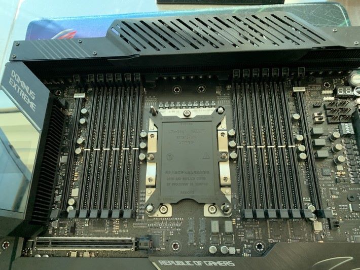 LGA 3647 CPU Socket 兩旁共有12 條 RAM 槽，最左及最右的插槽為 DIMM.2。