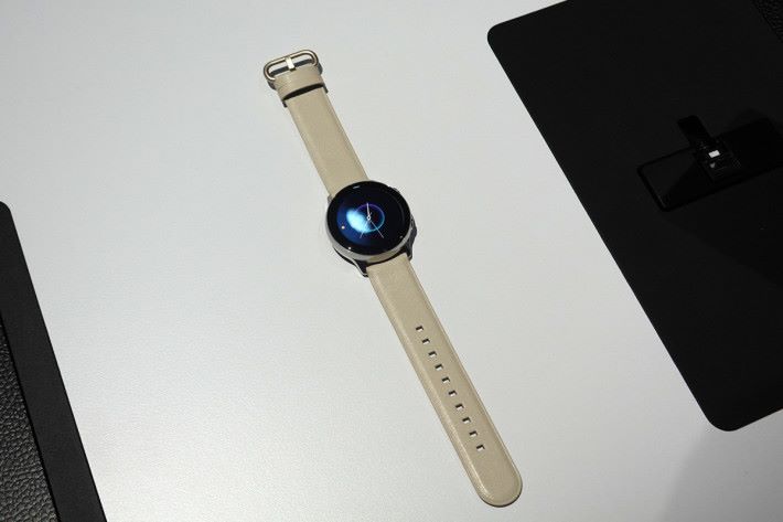 40mm 錶盤的 Galaxy Watch Active 使用矽膠錶帶，專為運動用戶而設。
