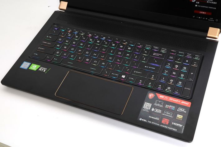 作為電競筆電又怎能少得 RGB 鍵盤！