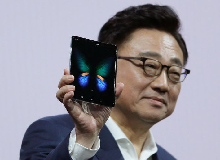彭博報道 Samsung 除了 Galaxy Fold 之外，還在開發另外兩部摺疊屏幕手機。
