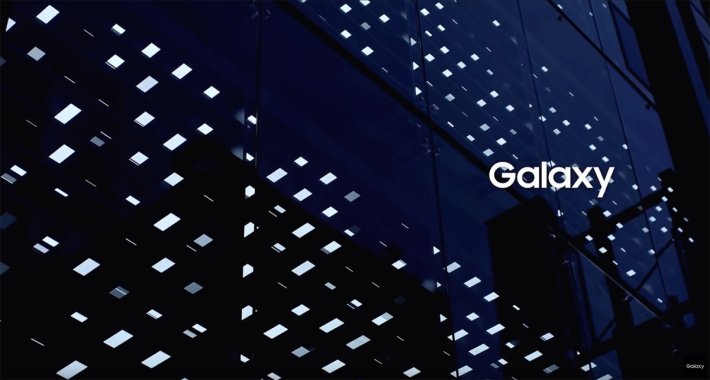計師吉岡德仁（Tokyujin Yoshioka）利用了 1,000 部 Galaxy 手機與建築物融合，透過反射方式將屏幕投放到玻璃外牆上。