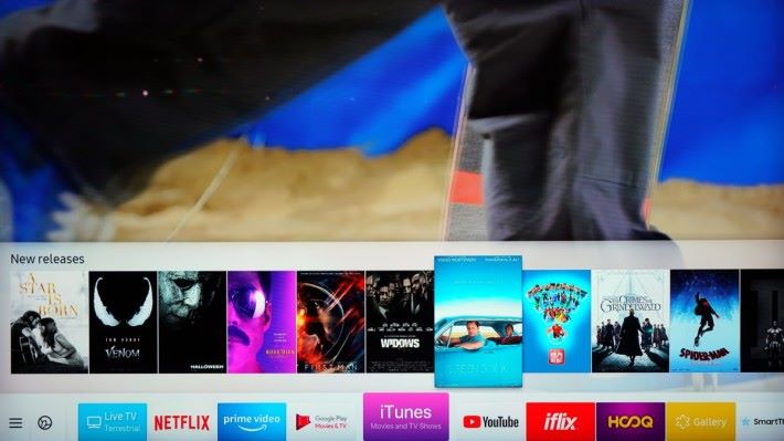 在智能電視的操作介面上，有 iTunes Movies 圖標，只要一指便會在上一行的預視畫面見到 iTunes Movies 的最新上畫推介。不過示範機仍未可以按下去作進一步操作，似是不想在 Apple 發佈會前走漏消息。