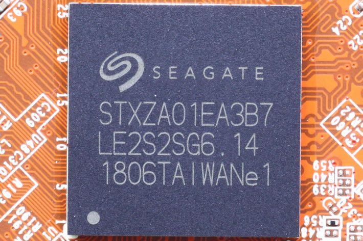 採用編號為「Seagate STXZA01EA3B7」訂製版主控制器，有更佳的穩定性能。