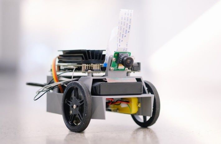 JetBot 是開源機械人，讓創客可以立即體驗到如何運用 Jetson Nano 開發 AI 應用。