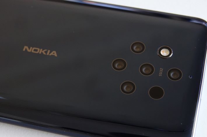 Nokia 9 PureView 配備了五個有 ZEISS 認証的 12MP 鏡頭，其中兩個為彩色感光元件，而另外三個使用了高感度黑白感光元件，拍攝時紀錄可更多細節，帶來更細緻的影像。