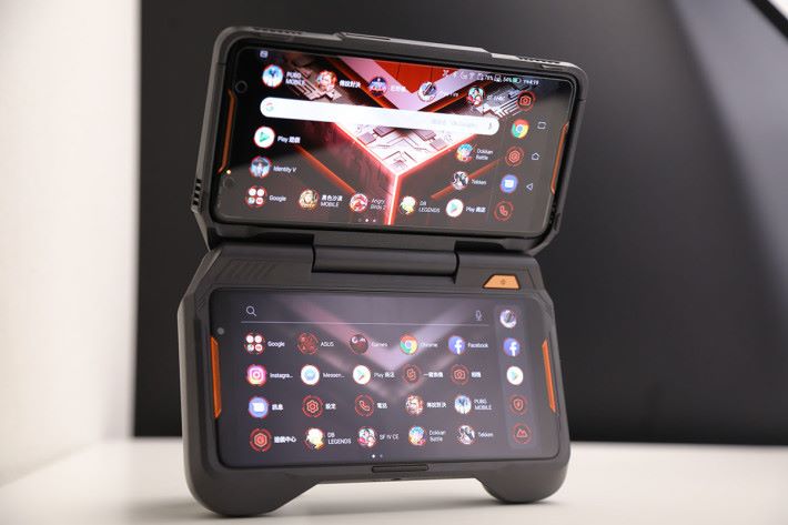 ROG Phone 可與不同的周邊配合，如提供第二屏幕作多樣化操作的 TwinView 雙螢幕基座。