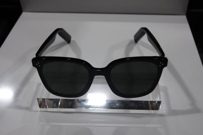 Smart Eyewear 其中一款全黑粗框太陽鏡款式，外表看跟一般黑超無異。