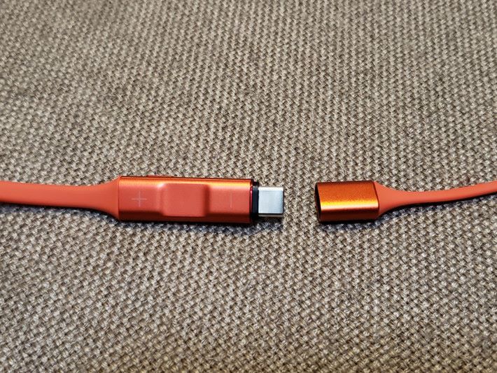 一邊線身內藏 USB-C 插頭。