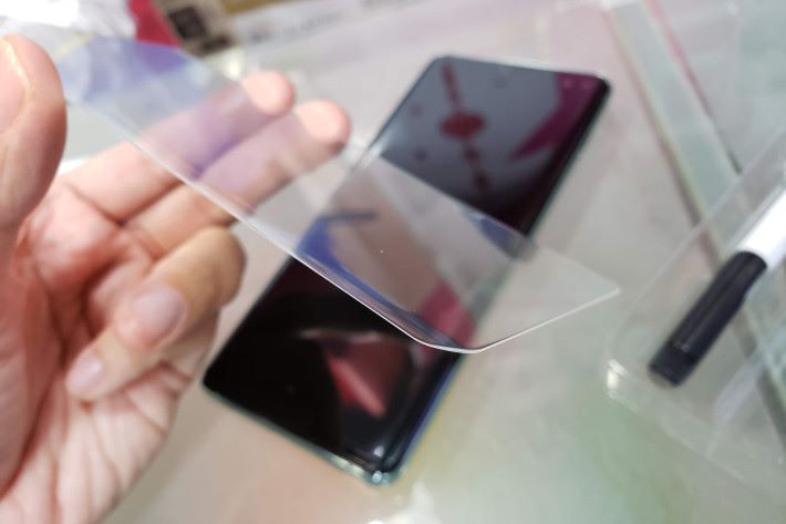 玻璃貼極薄，所以一樣可用到 Galaxy S10 / S10+ 的屏下指紋辨識功能。