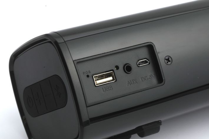 USB 介面可讀取和播放 USB 手指上的 MP3 檔。
