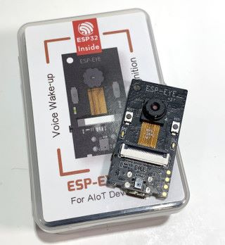 ESP-EYE 本身很小巧，但就備有雙核處理器、 8MB PSRAM 、 4MB Flash 記憶、鏡頭和咪，不用透過雲端服務就能人面辨識。