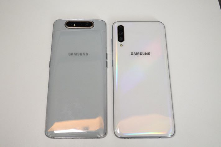 與 Galaxy A80（左）比較，機身大細相若，但較薄。